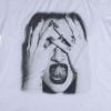 Cleo Pires aparece sensual em uma das estampas de sua linha de camisetas