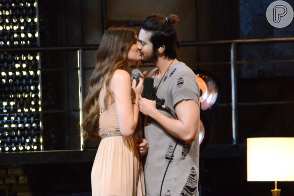 Luan Santana beijou Camila Queiroz em cima do palco da gravação do DVD '1977'