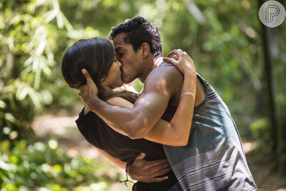 Tiago (Marcello Melo Jr.) e Yumi (Jacqueline Sato) estão apaixonados um pelo outro e se beijaram, na novela 'Sol Nascente'