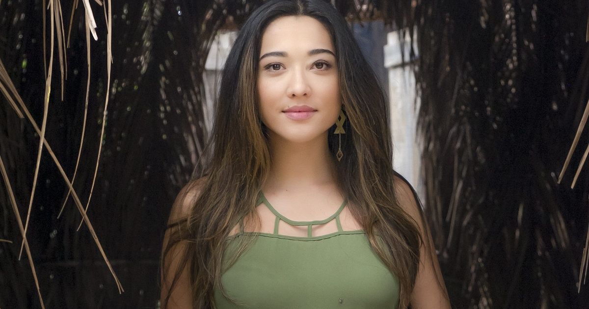 Yumi (Jacqueline Sato) afirma a Tiago (Marcello Melo Jr.) que eles precisam controlar suas