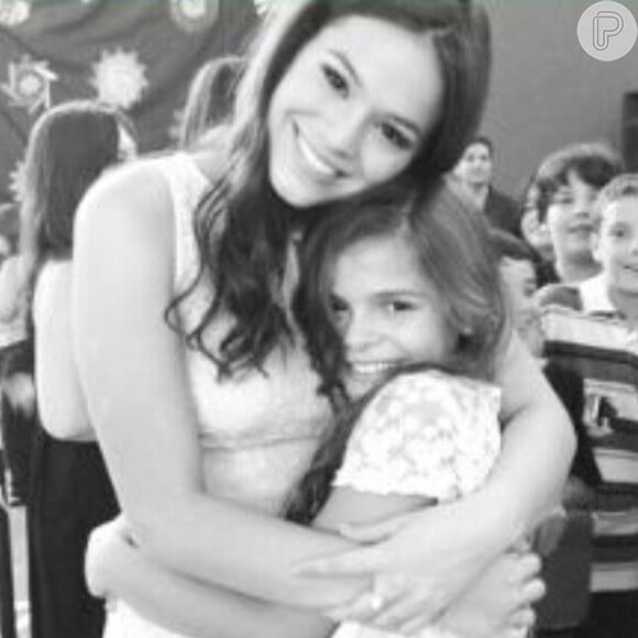 Bruna Marquezine com sua irmã, Luana, que vai estrear como atriz na próxima novela das nove 'Em Família'