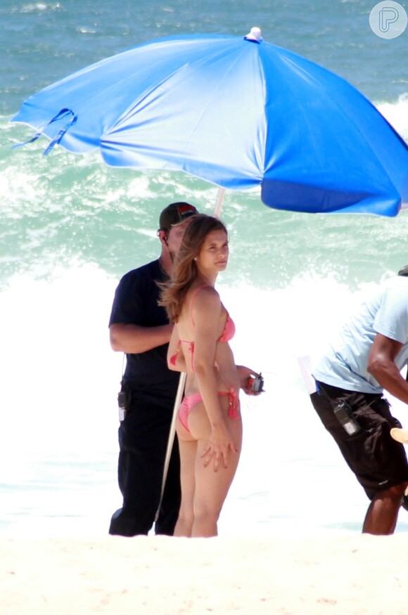 Juliana Paiva, de biquíni, exibe corpo sequinho em gravação na praia de Ipanema