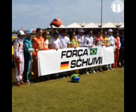 Caio Castro também homenageou Michael Schumacher usando um capacete igual ao que o piloto usava em suas corridas. Na beira da pista, pilotos e famosos seguraram uma faixa escrito 'Força Schumi'