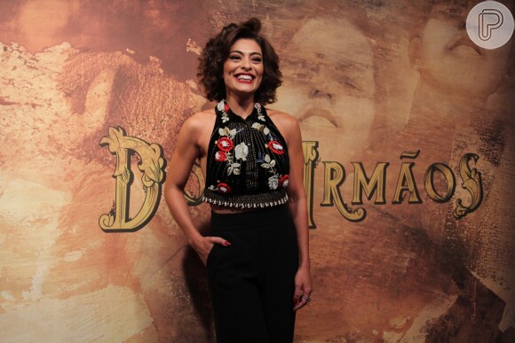 Juliana Paes usa calça preta Giuliana Romano e top cropped bordado da H&M no lançamento de 'Dois Irmãos', nesta terça-feira, 6 de dezembro de 2016