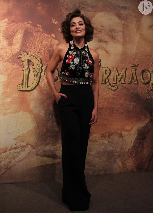 Juliana Paes usa calça preta Giuliana Romano e top cropped bordado da H&M no lançamento de 'Dois Irmãos', nesta terça-feira, 6 de dezembro de 2016