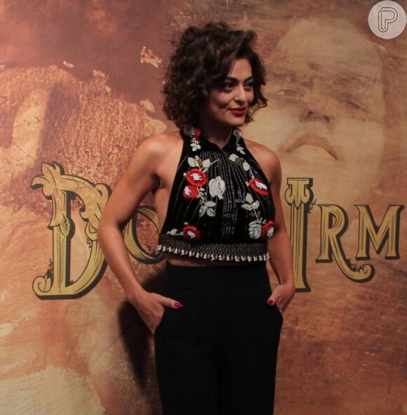 Juliana Paes usa calça preta Giuliana Romano e top cropped bordado da H&M no lançamento de 'Dois Irmãos', nesta terça-feira, 6 de dezembro de 2016