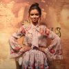 Gabriella Mustafá escolhe vestido com tema floral de Letícia Manzan e joias Kalu Vilella para o lançamento da minissérie 'Dois Irmãos', nesta terça-feira, 6 de dezembro de 2016