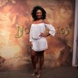 Camila Silva aposta em vestido branco Paula Peddrico e sandálias douradas para ir ao lançamento de 'Dois Irmãos', nesta terça-feira, 6 de dezembro de 2016