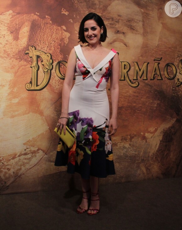 Giulia Nadruz aposta em vestido com estampa floral para o lançamento de 'Dois Irmãos', nesta terça-feira, 6 de dezembro de 2016