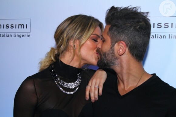 Giovanna Ewbank ganha beijo do marido, Bruno Gagliasso, em evento