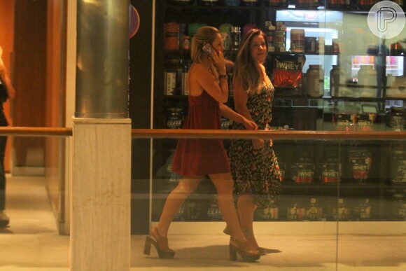 Paolla Oliveira janta com amigas e deixa local na companhia do namorado, Rogério Gomes, o papinha, em um shopping em São Conrado, Zona Sul do Rio de Janeiro, nesta quarta-feira, 7 de dezembro de 2016