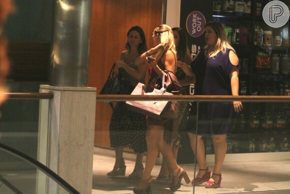 Paolla Oliveira janta com amigas e deixa local na companhia do namorado, Rogério Gomes, o papinha, em um shopping em São Conrado, Zona Sul do Rio de Janeiro, nesta quarta-feira, 7 de dezembro de 2016