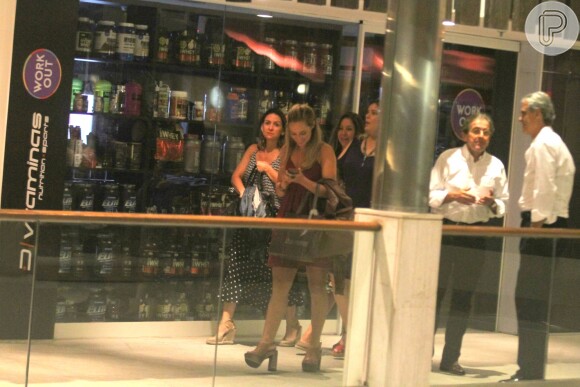 Paolla Oliveira janta com amigas e deixa local na companhia do namorado, Rogério Gomes, o papinha, em um shopping em São Conrado, Zona Sul do Rio de Janeiro, nesta quarta-feira, 7 de dezembro de 2016