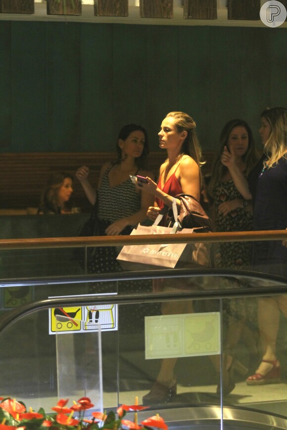 Paolla Oliveira janta com amigas e deixa local na companhia do namorado, Rogério Gomes, o papinha, em um shopping em São Conrado, Zona Sul do Rio de Janeiro, nesta quarta-feira, 7 de dezembro de 2016