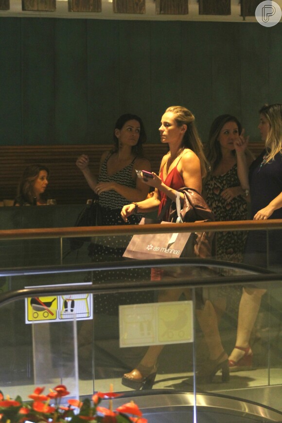 Paolla Oliveira janta com amigas e deixa local na companhia do namorado, Rogério Gomes, o papinha, em um shopping em São Conrado, Zona Sul do Rio de Janeiro, nesta quarta-feira, 7 de dezembro de 2016