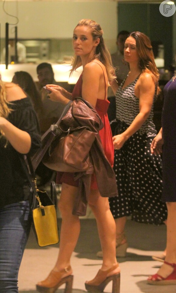 Paolla Oliveira janta com amigas e deixa local na companhia do namorado, Rogério Gomes, o papinha, em um shopping em São Conrado, Zona Sul do Rio de Janeiro, nesta quarta-feira, 7 de dezembro de 2016