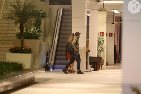 Paolla Oliveira janta com amigas e deixa local na companhia do namorado, Rogério Gomes, o papinha, em um shopping em São Conrado, Zona Sul do Rio de Janeiro, nesta quarta-feira, 7 de dezembro de 2016