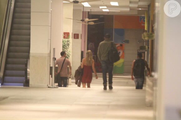 Paolla Oliveira janta com amigas e deixa local na companhia do namorado, Rogério Gomes, o papinha, em um shopping em São Conrado, Zona Sul do Rio de Janeiro, nesta quarta-feira, 7 de dezembro de 2016