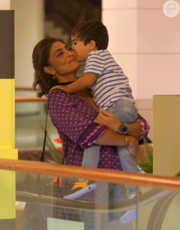 Juliana Paes é mãe do pequeno Antonio, de 3 anos, por quem foi paparicada durante passeio em shopping