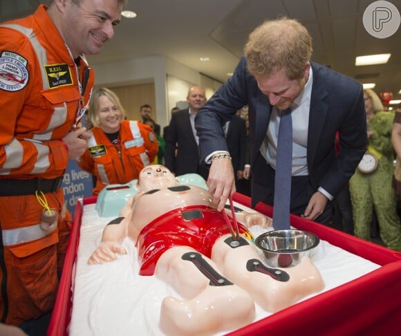 Príncipe Harry aparece com a pulseira em evento recente na Inglaterra