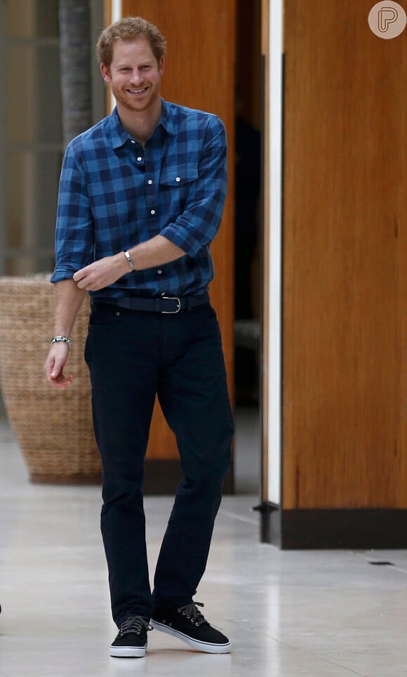 Em foto recente, príncipe Harry apareceu com a pulseira