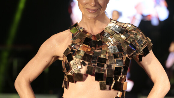 Leticia Spiller usa look sensual com barriga à mostra em desfile. Fotos!