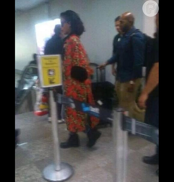 Um fã fez um clique de Rihanna chegando ao aeroporto internacional do Rio de Janeiro no domingo