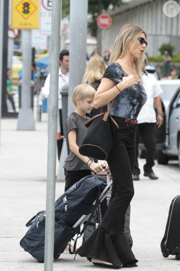 Fernanda Lima embarca em aeroporto do Rio de Janeiro, na companhia dos gêmeos Francisco e João, de 8 anos, na tarde desta sexta-feira, 9 de dezembro de 2016