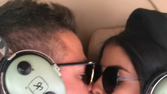 Ex-BBB Munik troca beijos com namorado em passeio de helicóptero no CE. Vídeo!