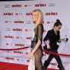 Gwyneth Paltrow usou vestido com transparência lateral na première de 'Homem de Ferro 3' e precisou abrir mão da calcinha