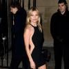 Kate Moss usa vestido decotado com fenda lateral e abre mão da calcinha