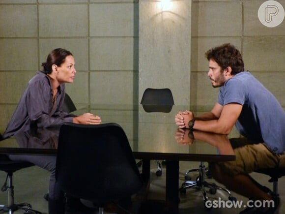 Tereza (Carolina Ferraz) confronta William (Thiago Rodrigues) por não acreditar que ele esteja realmente em busca da felicidade concreta, em 'Além do Horizonte'