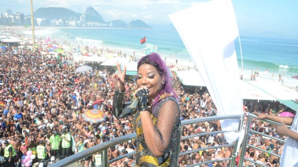 Ludmilla agita público da Parada Gay, no Rio. Lexa chega ao show de helicóptero