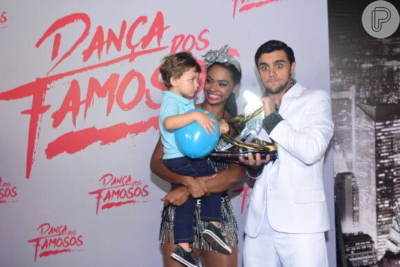 Felipe Simas com Carol Agnelo e o filho Joaquim