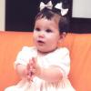 Sophia ainda bebezinha, já batendo palminhas, demonstrando que adora comemorar aniversário