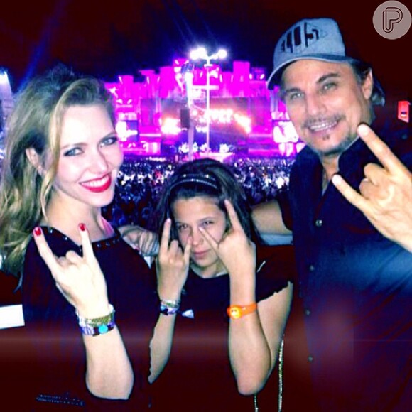 Olha a aniversariante em clima rock'n roll com o pai e a namorada dele, a atriz Karin Roepke, no Rock in Rio