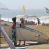 Mariana Ximenes vai à praia com a atriz Ana Lima; as duas foram ter aulas de stand up Paddle na Barra da Tijuca, no Rio