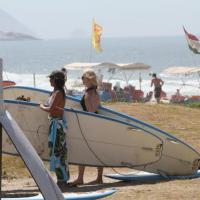 Mariana Ximenes aprende stand up paddle em praia da Barra da Tijuca, no Rio