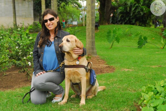 Danieli Haloten ao lado de seu cão-guia, Higgans