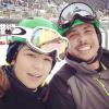 Ronaldo aparece sorridente durante aula de snowboard com a noiva, Paula Morais; casal está na Suíça