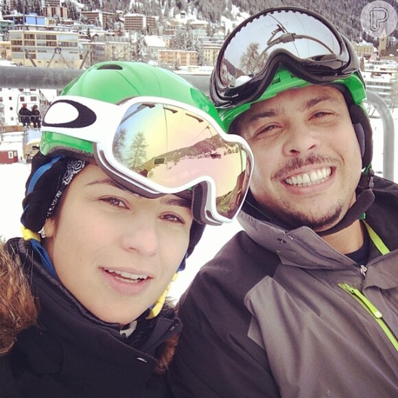 Ronaldo aparece sorridente durante aula de snowboard com a noiva, Paula Morais; casal está na Suíça