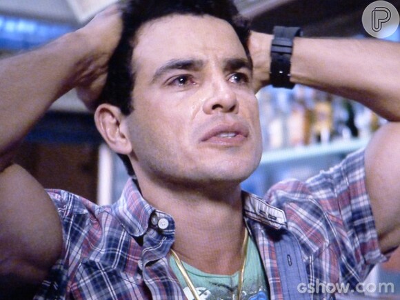 Carlito (Andeson di Rizzi) se desespera ao ver Valdirene (Tatá Werneck) debaixo do edredom, no 'BBB 14',  em cena de 'Amor à Vida'