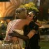 Valdirene (Tatá Werneck) abraça Tatiele e dispara: 'Nunca tinha visto um travesti ao vivo', no 'BBB 14', em cena de 'Amor à Vida'