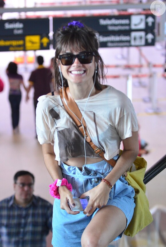 Maria Casadevall transforma macaquinho em short e é flagrada estilosa no aeroporto Santos Dumont, no Rio de Janeiro, em 17 de janeiro de 2014