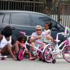 Glória Maria curtiu a tarde deste domingo, 19 de janeiro de 2014, com suas filhas Maria, de 6 anos e Laura, de 5, no Leblon, Zona Sul do Rio de Janeiro