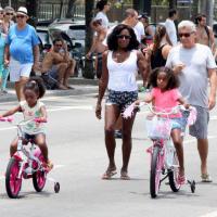 Gloria Maria passeia com as filhas, Maria e Laura, no calçadão do Leblon, no Rio