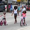 Glória Maria passou a tarde deste domingo, 19 de janeiro de 2014, passeando com as filhas Maria, de 6 anos e Laura, de 5, no calçadão do Leblon, Zona Sul do Rio de Janeiro