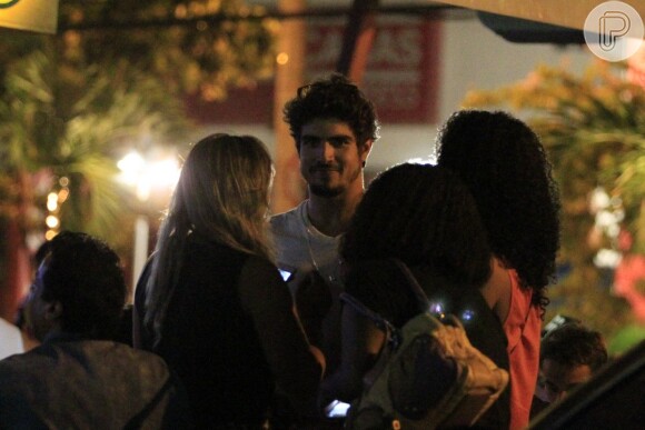 Caio Castro e Maria Casadavell curtem bar no Rio, em 19 de janeiro de 2014
