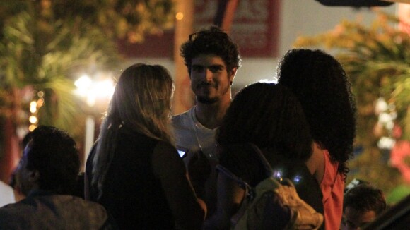 Caio Castro e Maria Casadevall aproveitam noite carioca em bar com amigos