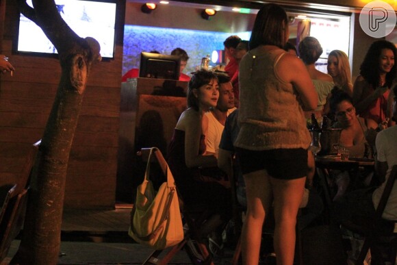 Caio Castro e Maria Casadavell curtem bar no Rio, em 19 de janeiro de 2014
